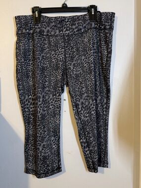 Danskin Gray & Black Leopard Print Capri Leggings